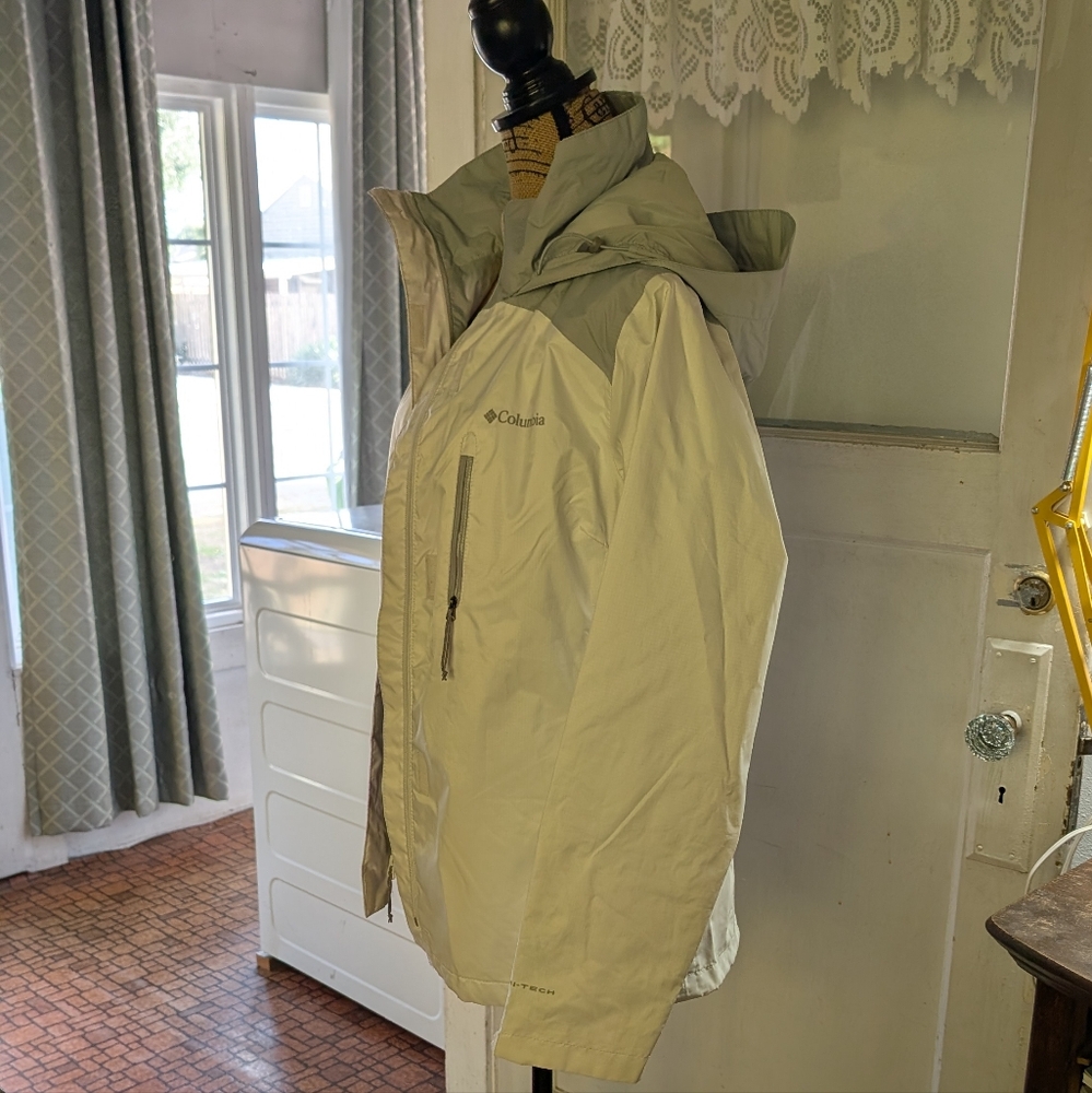 Columbia Women's White and Gray Rain Jacket - Picture 9 of 16